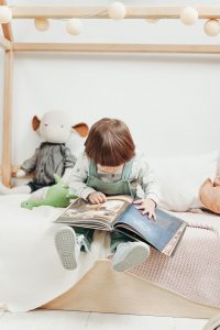 dziecko oglądające książkę