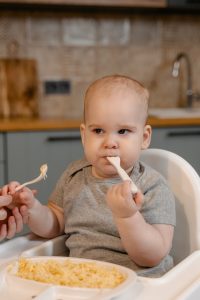 niemowlak jedzący samodzielnie