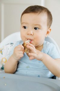 dziecko samodzielnie jedzące posiłek