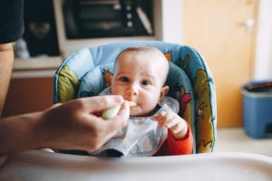 karmienie niemowlęcia w śliniaku