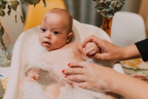 niemowlę kąpane w wanience