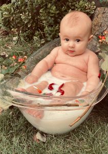 niemowlak kąpiący się w wanience